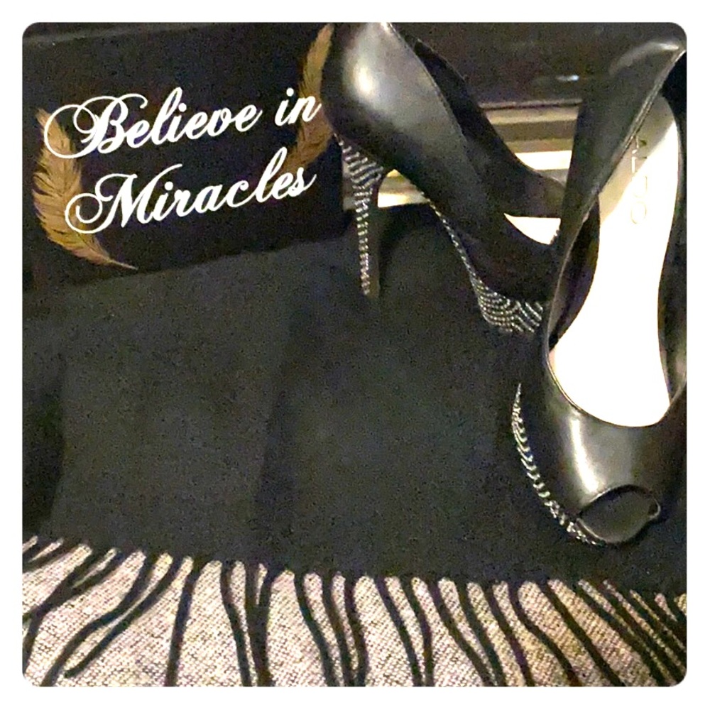 Gorgeous Aldo shoes with shiny bottom